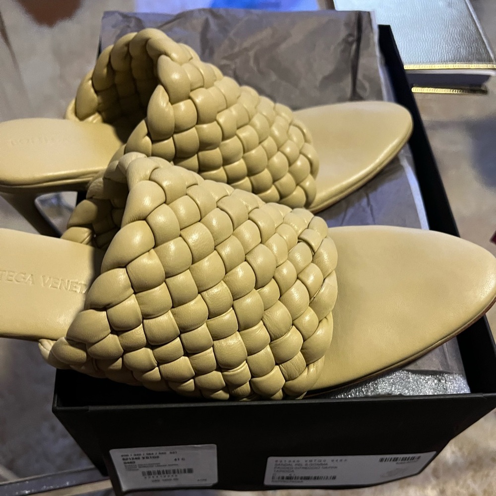Bottega Veneta Sandal Pel S.Gomma Padded Intreccio Nappa Tapioca Sandals✨